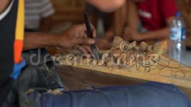 传统木雕工艺大师的特写镜头